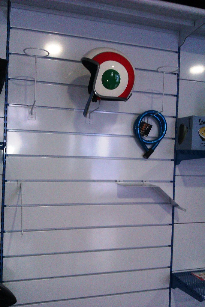 Estanteria metalica con lamas para cascos